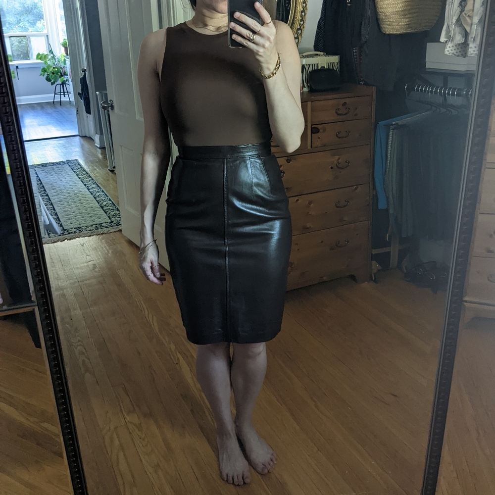Elegant Brown Leather Skirt - Picture 1 of 5